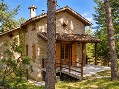 Casa dello Scoiattolo among the trees and greenery of Montefalcone Appennino